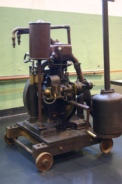 Stehender, fahrbarer Einzylinder-Ottomotor